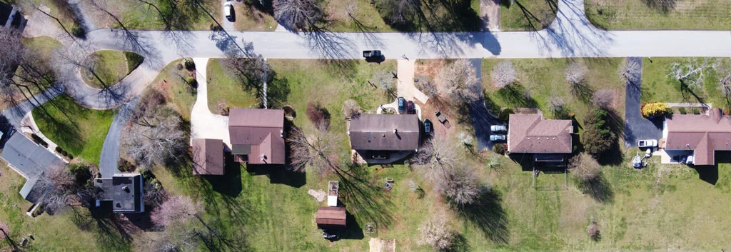 vue aérienne d'un lotissement de maisons individuelles