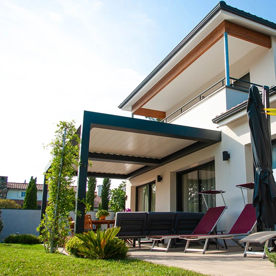 Une maison neuve avec pergola bioclimatique : une terrasse couverte à la demande